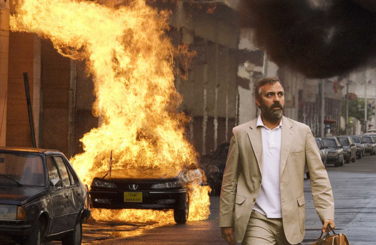 George Clooney faz o papel de agente da CIA em filme de 2005 sobre a indústria do petróleo. (Foto: Divulgação.)