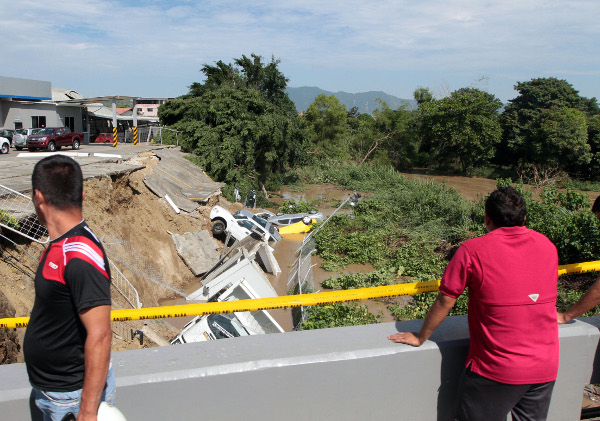 Infraestrutura também foi fortemente castigada no noreste equatoriano. (Foto: Carlos Silva/El Ciudadano)