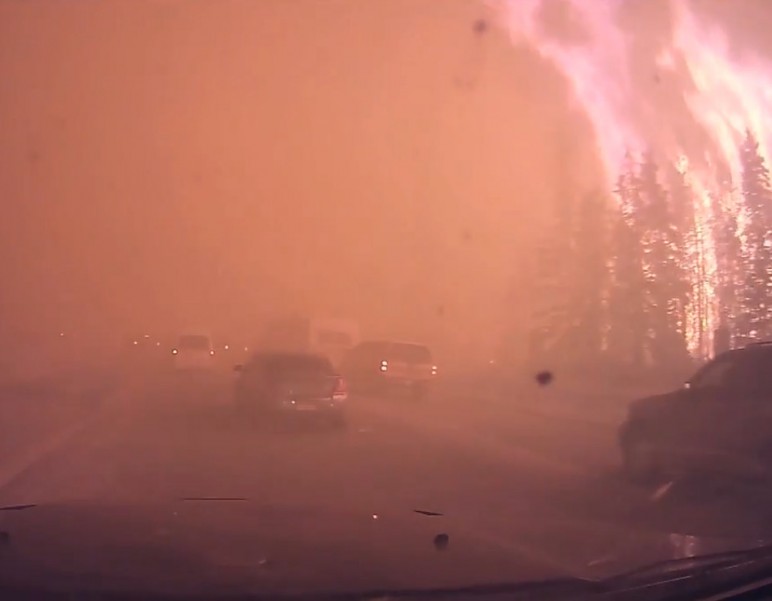 Cena de vídeo feito por populares durante o incêndio florestal do Canadá. (Foto: Reprodução)