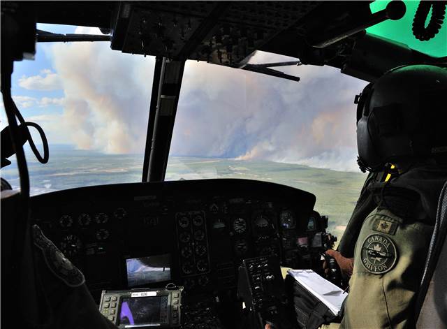 Força aérea canadense em ação contra o fogo. (Foto: Governo do Canadá)