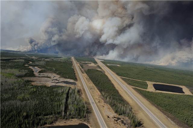Vista aérea da região de Alberta: fogo começou em 1/5 e segue incontrolável em 18/5. (Foto: Governo do Canadá)