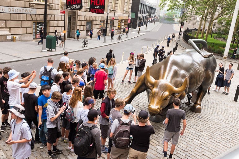 ...escondendo o famoso touro que representa o mercado financeiro.