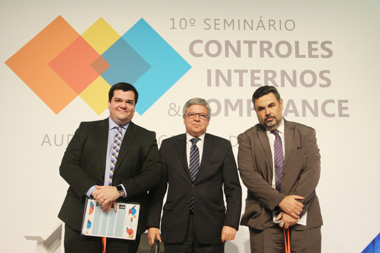 Da dir. para esq.: Roberto Livianu (Instituto Não Aceito Corrupção),  Antonio Gustavo Rodrigues (Coaf) e Reinaldo Amorim (Sulamérica, mediador) (Foto: CNseg)